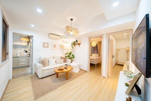 Xuhui Apartment | Shanghai Hills & Well-time Woodland 2B Suite close to Photospot Wukang Mansion