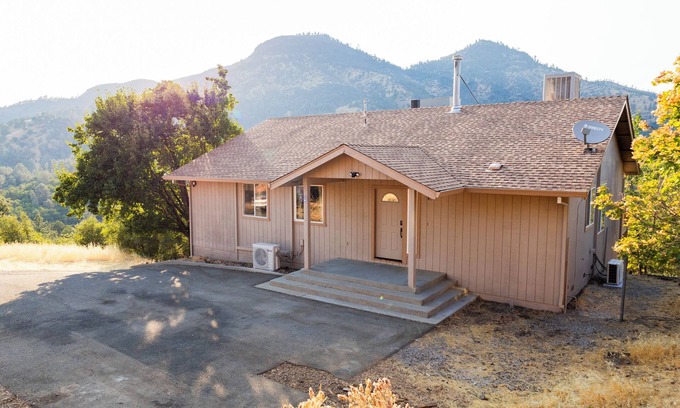 Bella Vista House | Shasta Lake Beautiful House w/Hot Tub, BBQ, Ping Pong & Foosball Table