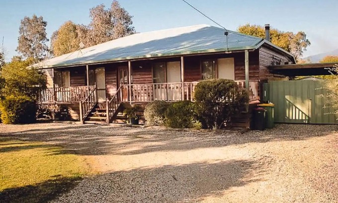 Eildon Cabin | Shaw Thing Lodge: Wifi, Foxtel, Pet Friendly