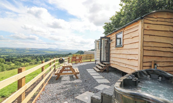 Llandovery Cottage | SHEPHERD'S CWTCH, pet friendly, with hot tub in Llandovery