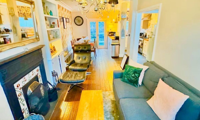 Wormholt and White City House | Shepherds Bush. W12. Magical place near Westfield.nnSharennSave