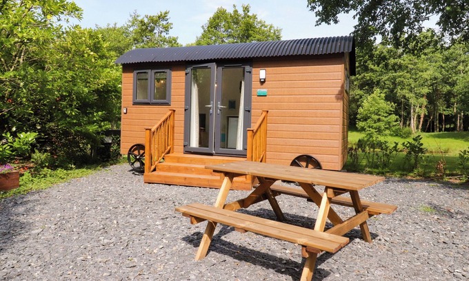 Knott End-on-Sea Cottage | SHEPHERDS HUT 1, romantic, country holiday cottage in Garstang
