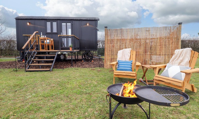 Aubourn Cottage | SHEPHERDS HUT - OAK, pet friendly, with hot tub in Lincoln