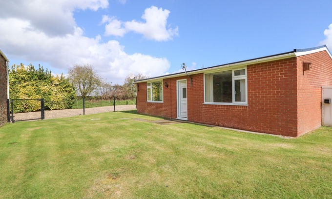 Terrington Saint Clement Cottage | SHEPPARD'S HUT, pet friendly in Terrington St. Clements