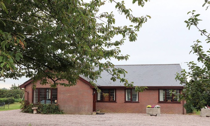 Loppington House | SHOOTER'S LODGE, pet friendly, with open fire in Wem