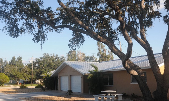 Laurel Villa | SHORE ACRES- Less than a mile to Nokomis Beach