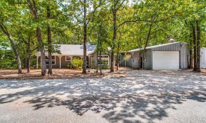 Pottsboro House | Shoreline Cottage & Barn-doninium, 8 beds, pet friendly by Lake Texoma