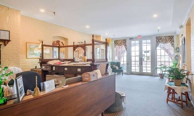 Abbeville House | Short Drive to Greenwood City Garden! FREE Onsite Parking, Breakfast!