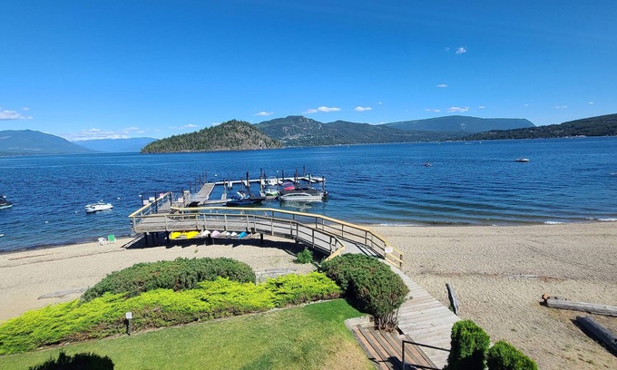 Scotch Creek House | SHUSWAP LAKE SHUSWAP BEACHFRONT BY THE PARK BOAT SLIP PIER DOCK TOWNHOUSE WIFI