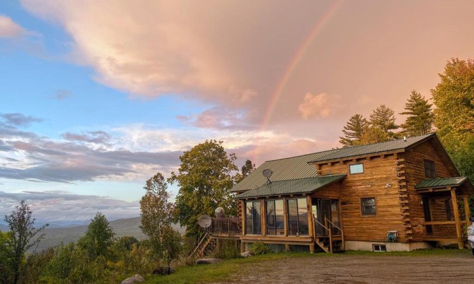 Dalton Villa | SI INCREDIBLE VIEWS from this log cabin with large deck huge yard fire pit hot tub