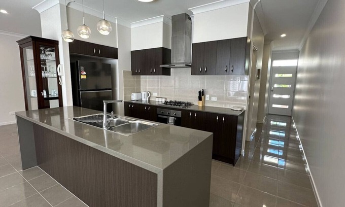 North Lakes Apartment | `Sienna Rise` - Walk to Westfield - sleeps 6