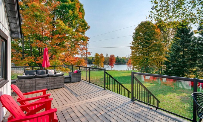 Algonquin Highlands Cottage | Silver Maple Farmhouse | Luxury Lakefront Cottage | Hot Tub | Sauna | 4+ Acres