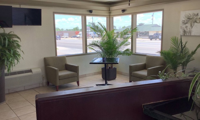 Dodge City Apartment | Silver Spur Vintage Inn & Suites