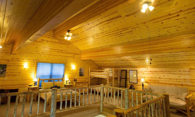 Silver Gate Cabin | Silver Willows Sarva Cabin on 4 Acres by the Creek