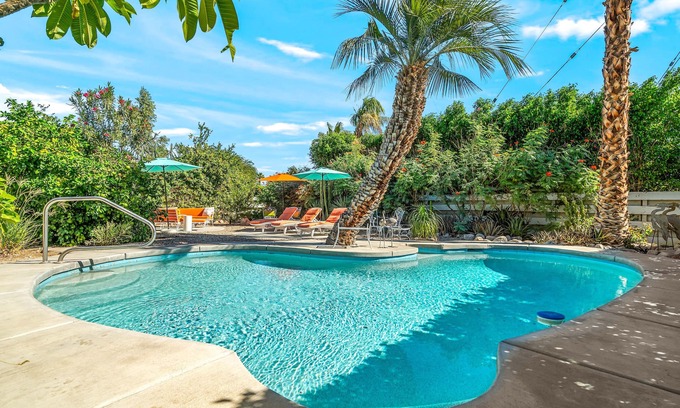 Palm Springs House | Simple Mid-Century Elegance with Private Pool