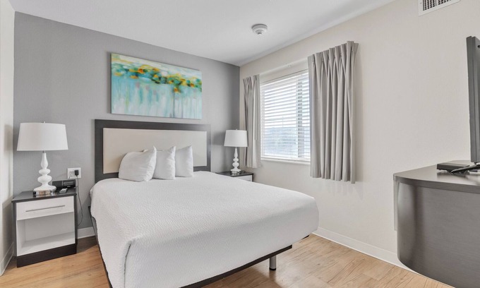 Far North Central Apartment | Simplicity At the Rim 1216 I Comfy 2 Bed 2 Bath