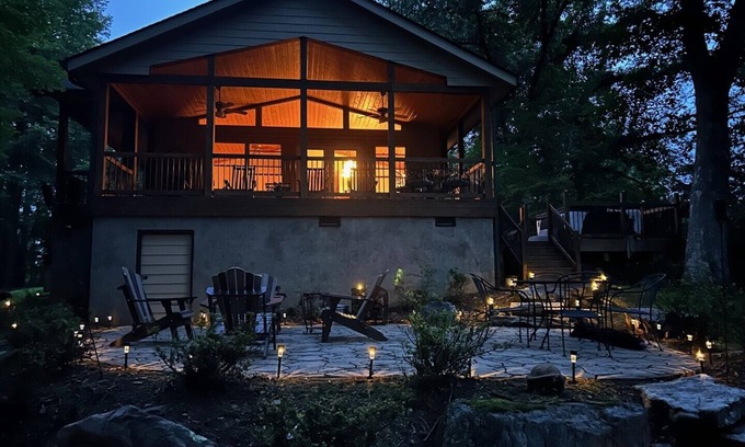 Crumpler Cabin | Simply Serene: Cozy Cabin, WIFI, AC, HotTub, Firepit, Covered Deck, Dog Friendly