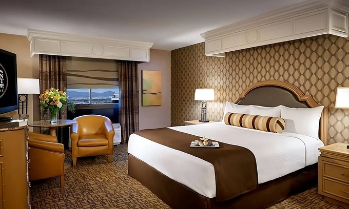 Downtown Las Vegas Hotel | Sin City Getaway! 2 Spacious Units, 2 Pools, Nightclub, Onsite Shopping