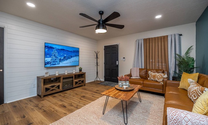 Cleveland House | Single level, close to airport, WiFi, pet friendly