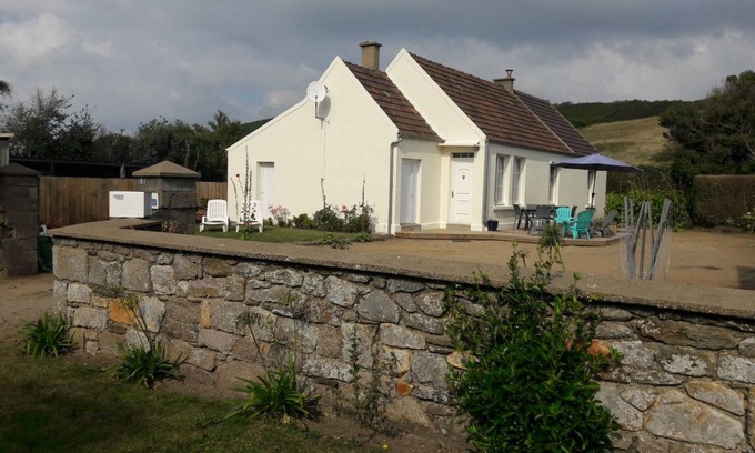 Les Pieux Cottage | Single-Storey House with Garden near Beach – Sleeps 4, WiFi, Parking