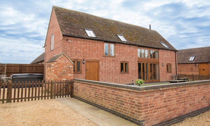 Bidford-on-Avon Cottage | Siskin Barn, Near Stratford-upon-Avon, sleeps 9 guests in 4 bedrooms