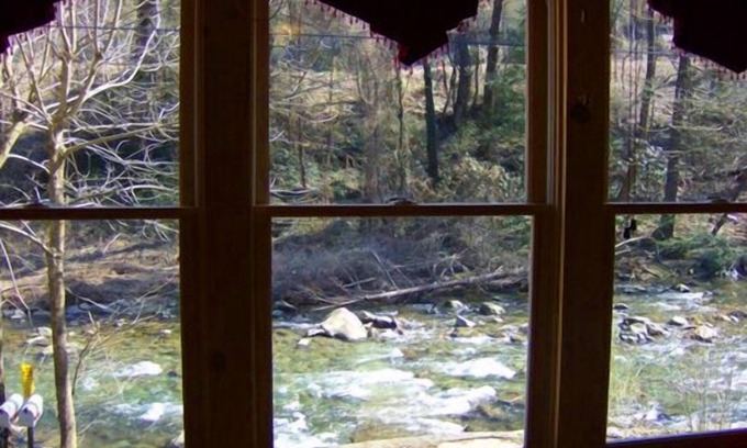Gatlinburg Cabin | Sitting next to the river with Hot Tub, Sauna, Wifi and close to shopping
