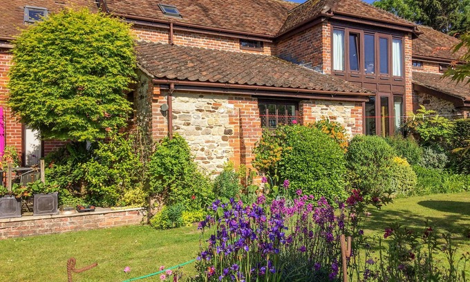East Knighton Cottage | SIX HORSE BARN, family friendly, with a garden in Winfrith Newburgh