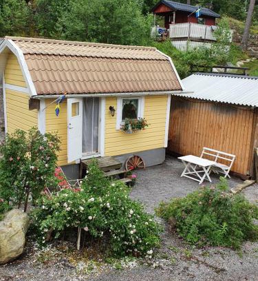 Stora Stava House | Sjönära liten stuga med sovloft, toilet in separate small house, only OUTDOOR shower!