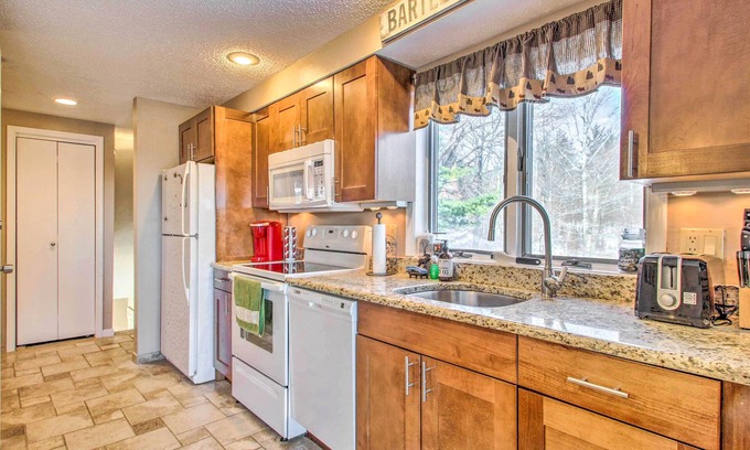 Bartlett Apartment | Ski Condo w/Pool, Close to Story Land & Attitash!