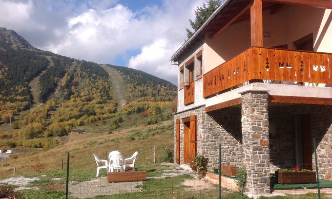 Porte-Puymorens Apartment | Ski, hiking, walking and shopping 15 minutes from the Principality of Andorra