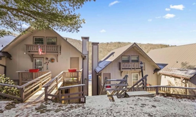 Beech Mountain Apartment | Ski-in Chill-out - AC! On Slopes