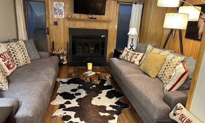 Snowshoe Ski Chalet | Ski in/ski out Family friendly stylish ski chalet