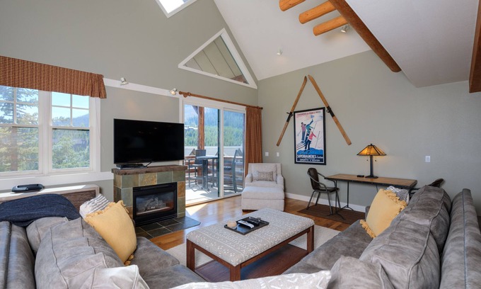 Saddle Ridge House | Ski-in/ski-out home w/great views & hot tub in Moonlight Basin - Saddle Ridge - Timber Wolf Chalet