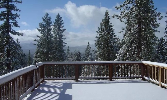 Downtown House | SKI LEASE 2025-26 Tahoe Truckee Pet Friendly Home with Amazing Views