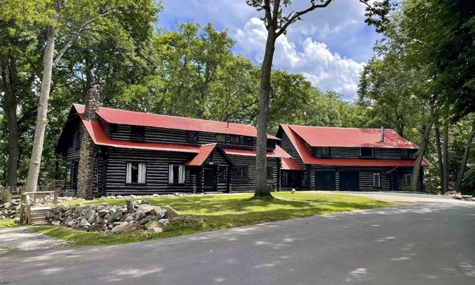 Drayton Plains Cabin | Ski Pine Knob! Ice skating on Walters lake! Indoor fireplace! WiFi! Pool Table!
