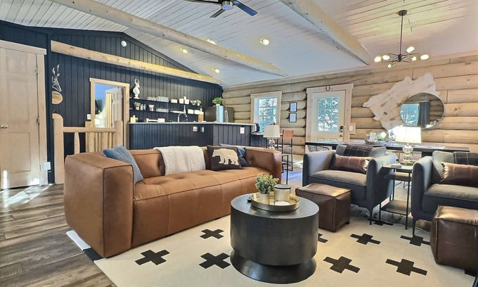 Blue River Cabin | SkiHytte🎿 Scandinavian Cabin 🪵 Forest Views 🌲 Pets OK 🐶 $0 Cleaning Fee