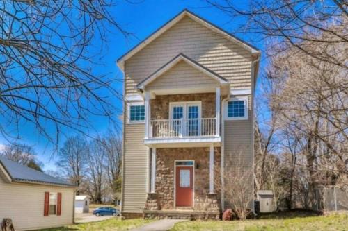 Jefferson City House | Skinny Big House in Jefferson City