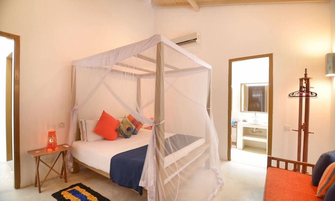 Unawatuna Villa | Skylight House - an airy private oasis 5 minutes to the beach!