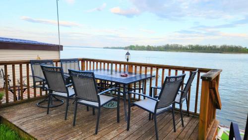 South Glengarry House | Skylight Waterfront home w/amazing view/dock/boat