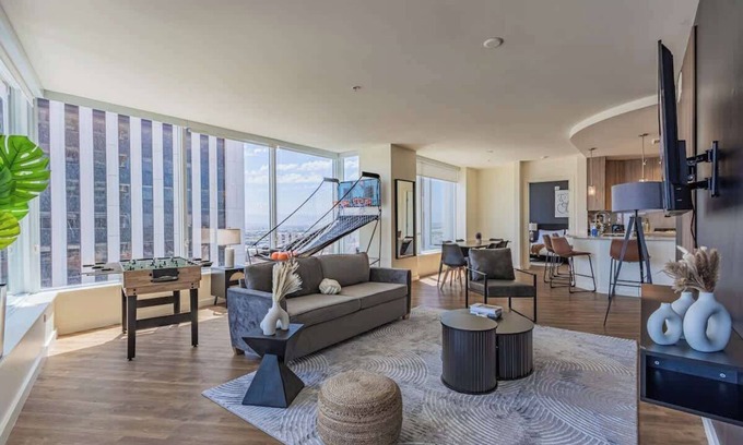Downtown Phoenix Apartment | Skyline Elegance |22ndFloor High-Rise w/Pool+Gym