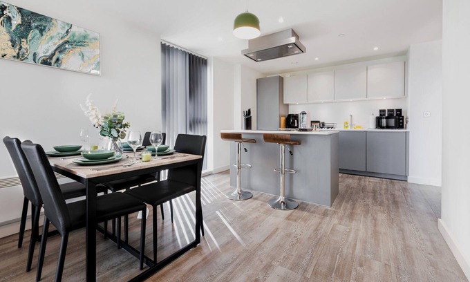 Convention Quarter Apartment | Skyline Views | 2 Bed 2 Bath in Prime Location | Parking/Netflix!