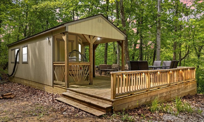 Stanton Cabin | Skyridge Woodland Cabin @ tranquil High Rock - Wi-Fi, Hot tub, Pet friendly