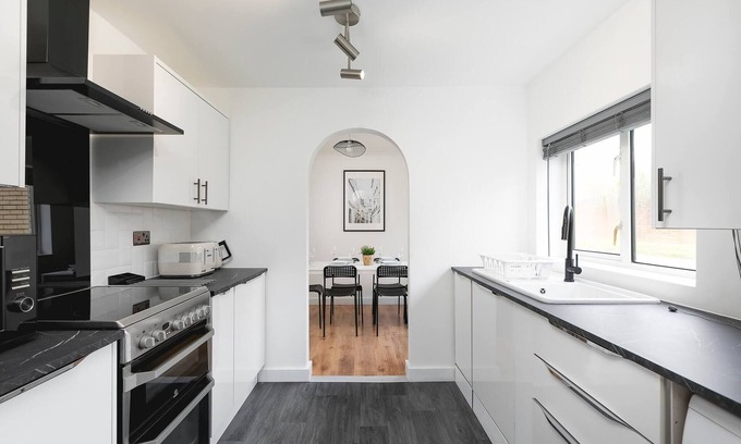 Stevenage Apartment | Skyvillion - 3bed Home W grdn For A Family Getaway