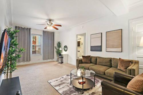 East Hyde Park Apartment | Sleek 1-Bedroom Apt in Chicago - East Park Tower 0610 rep