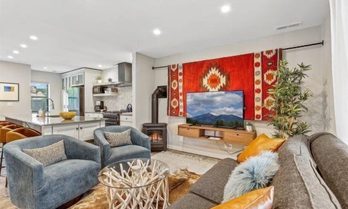 Southside House | Sleek Chic Mountain Retreat with Loft Studio | HOT TUB | Walk to Downtown & NAU