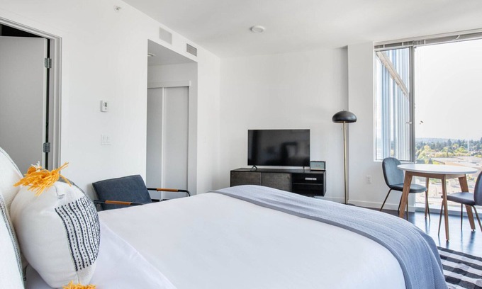 West Bellevue Apartment | Sleek Downtown Bellevue Studio w/Gym, W/D, near shops, by Blueground