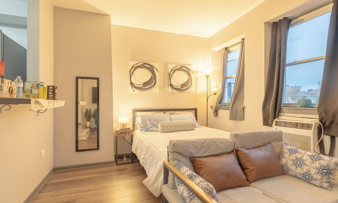 West Ridge Apartment | Sleek North Side Studio Apartment
