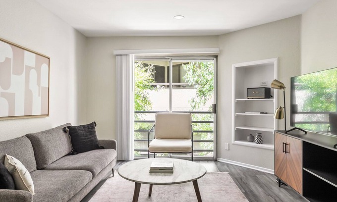 Sherman Oaks Apartment | Sleek Sherman Oaks 1BR near WF + TJ, walk to Ventura Blvd, by Blueground