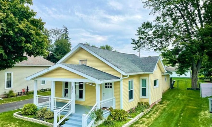 Greenwood House | Sleep 8, 15 min to Indy! Beautiful Home/Quiet Area