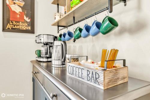 Brookfield House | Sleeps 10 + Coffee bar + Game Room + Train to CHGO